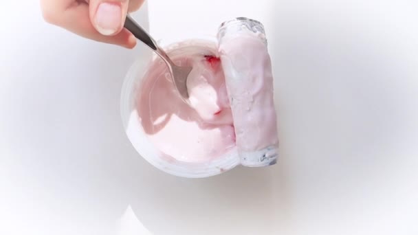 Närbild Barnhänder Tar Från Plast Kopp Med Frukt Yoghurt Vit — Stockvideo