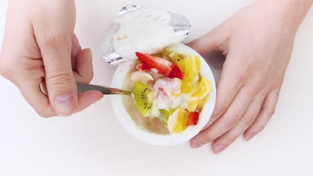 Zbliżenie Dzieci Ręce Biorąc Tworzywa Sztucznego Kubek Owoców Jogurt Białym — Wideo stockowe