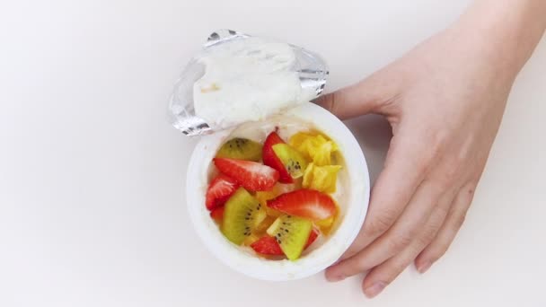 Närbild Barnhänder Tar Från Plast Kopp Med Frukt Yoghurt Vit — Stockvideo