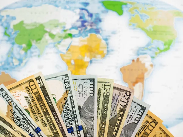 Weltkarte Mit Geld Bedeckt Banknoten Verschiedenen Dollars Geld Auf Der — Stockfoto