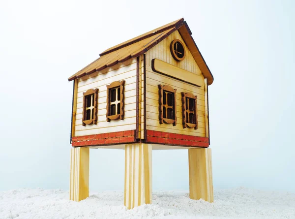 Модель Традиционного Деревянного Дома Сваях Деревянная Игрушка Песке Снег Изолированный — стоковое фото