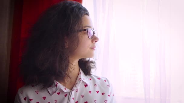 Menina Bonita Jovem Olhando Para Janela Sentindo Nostalgicamente Movimento Lento — Vídeo de Stock