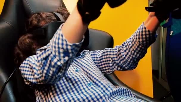 Menino Segurando Roda Computador Jogos Obtendo Experiência Usando Óculos Fone — Vídeo de Stock