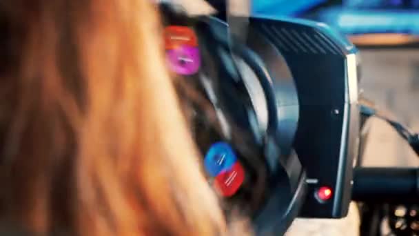 ビデオ ゲーム バーチャルリアリティ ヘッドセットを着ている彼女の運転シミュレーターで遊んで レーシング ホイールのコント ローラー 技術とエンターテイメントの概念を使用して幸せな女 — ストック動画