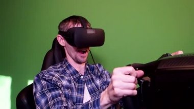 Sanal gerçekliğin Vr gözlüklü adamı. Sanal artırılmış gerçeklik kaskı genç çocuk. Vr kulaklık. Geleceğin teknoloji konsepti