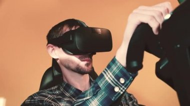 Sanal gerçekliğin Vr gözlüklü adamı. Sanal artırılmış gerçeklik kaskı genç çocuk. Vr kulaklık. Geleceğin teknoloji konsepti