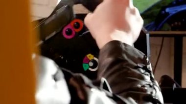 Bir sürüş simülatörü ile bir sanal gerçeklik kulaklık takıyor oyun, video oyun ve bir yarış tekerlek denetleyicisi, teknoloji ve eğlence kavramı kullanarak mutlu kadın