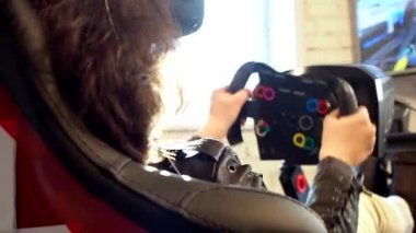 Bir sürüş simülatörü ile bir sanal gerçeklik kulaklık takıyor oyun, video oyun ve bir yarış tekerlek denetleyicisi, teknoloji ve eğlence kavramı kullanarak mutlu kadın