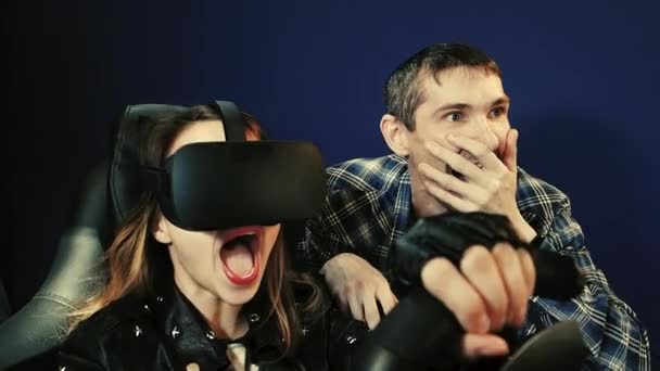 看着一对微笑的年轻朋友 白种人男人和女人使用虚拟现实眼镜 娱乐理念 — 图库视频影像