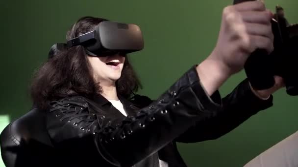 Счастливая Женщина Играет Видеоигру Симуляторе Вождения Носит Гарнитуру Виртуальной Реальности — стоковое видео