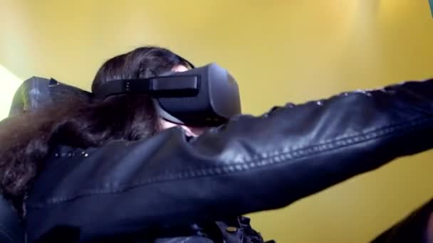 Gelukkige Vrouw Speelt Met Een Drijvende Simulator Video Dat Game — Stockvideo
