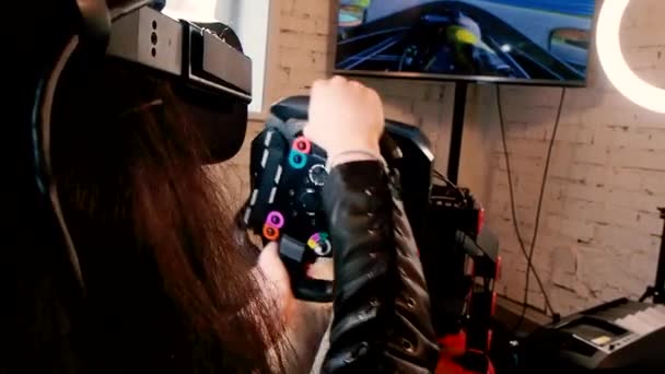 Mujer Feliz Jugando Con Videojuego Simulador Conducción Lleva Auricular Realidad — Vídeo de stock