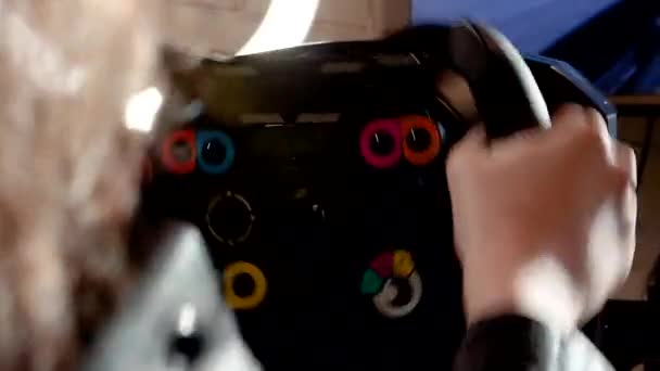 快乐的女人玩驾驶模拟器的视频游戏 她戴着虚拟现实耳机和使用赛车车轮控制器 技术和娱乐的概念 — 图库视频影像
