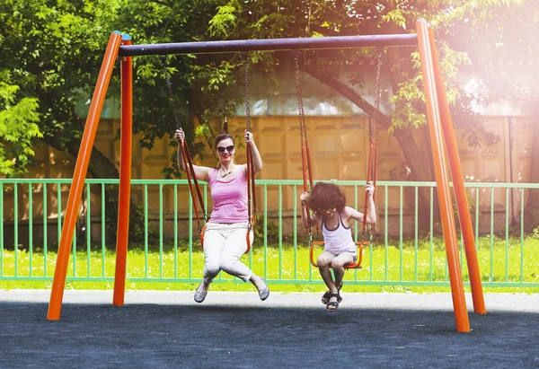 Feliz Joven Mujer Niño Pequeño Balanceándose Patio Recreo —  Fotos de Stock