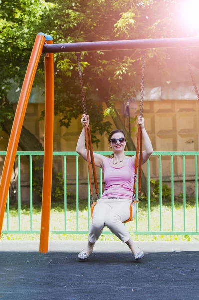 Feliz Joven Mujer Balanceándose Patio Recreo Bonita Morena Balanceándose Parque —  Fotos de Stock