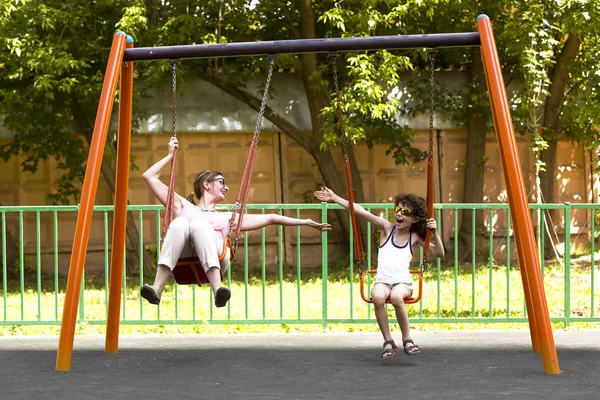 Feliz Joven Mujer Niño Pequeño Balanceándose Patio Recreo —  Fotos de Stock