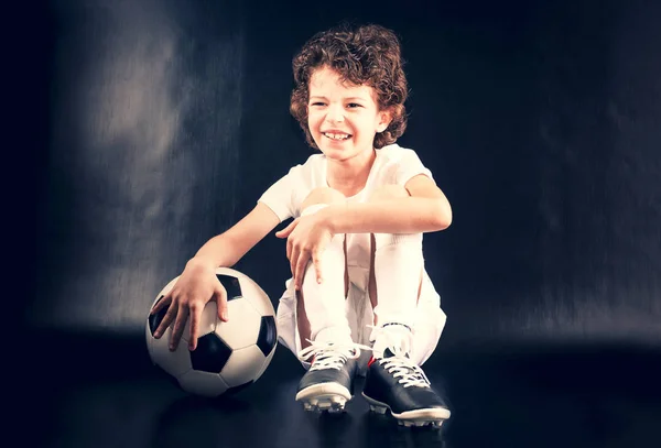 Teljes Hosszúságú Portréja Egy Gyerek Sportruházat Pózol Futball Labda Egy — Stock Fotó