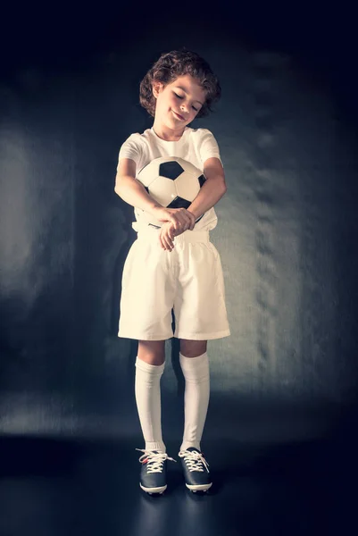 Teljes Hosszúságú Portréja Egy Gyerek Sportruházat Pózol Egy Futball Labda — Stock Fotó