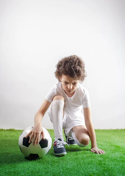 Csalódott Kis Futballista Fűben Lemezterület Másolása — Stock Fotó