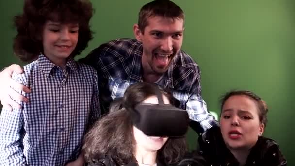 Tenåringsjenter Som Bruker Virtual Reality Hodetelefoner Med Venner Familie – stockvideo