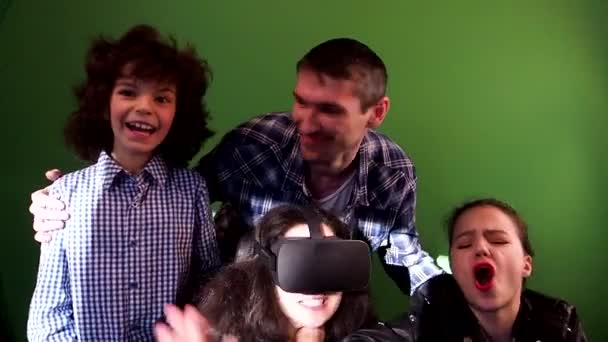 Tiener Meisjes Met Behulp Van Virtual Reality Headset Met Vrienden — Stockvideo