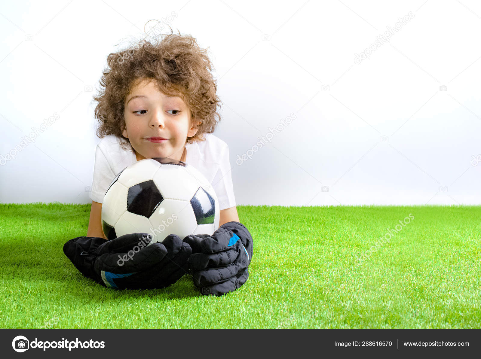 Enfant Champion Football Garçon Gardien Vêtements Sport Football Avec  Ballon image libre de droit par kravik93 © #288616570