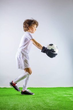 Çocuk - futbol şampiyonu. Futbol spor giyim erkek kaleci topu ile stadyumda. Spor konsepti.
