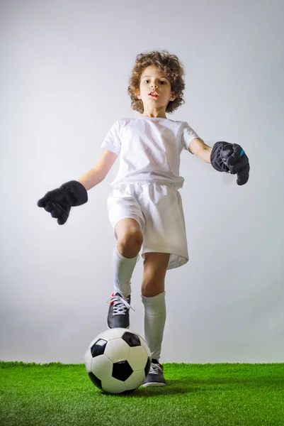 足球冠军 男孩守门员在足球运动服的体育场与球 体育概念 — 图库照片