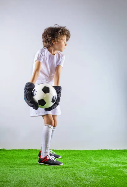 足球冠军 男孩守门员在足球运动服与球灰色背景 体育概念 复制空间 — 图库照片