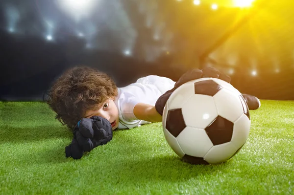 Kis Futballkapus Cél Fiatal Futball Kapus Próbál Tenni Menteni Kis — Stock Fotó