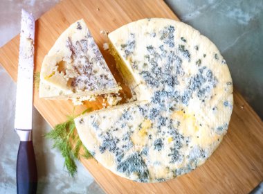 Tahta masanın üzerine mavi peynir. Tahta bir tahta üzerinde yumuşak lor peyniri