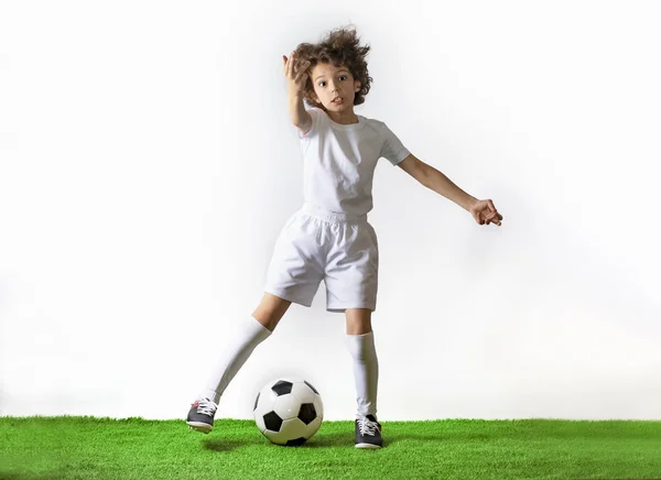 Fiú Futball Labda Zöld Izgatott Kis Kisgyermek Fiú Focizni Focipályán — Stock Fotó