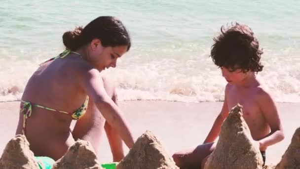 Ältere Schwester Spielt Tagsüber Mit Kleinem Bruder Sandstrand — Stockvideo