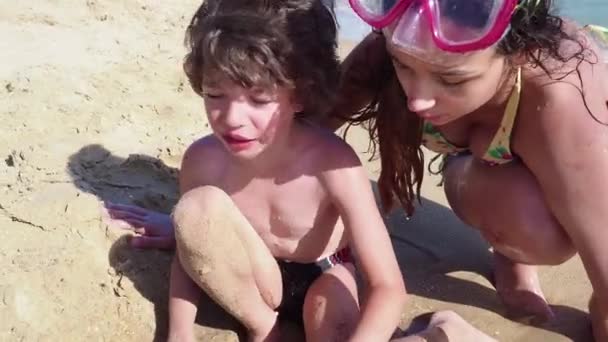 Elder Sister Playing Young Brother Sandy Beach Daytime — Stock Video