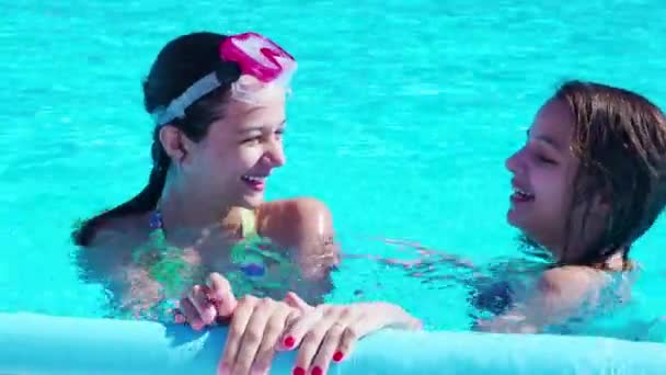 Δύο Έφηβες Αδερφές Διασκεδάζουν Στην Πισίνα Την Ημέρα — Αρχείο Βίντεο