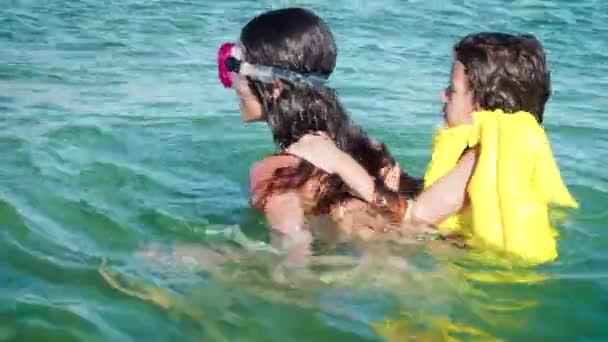 姐姐和哥哥的家人白天在海里潜水 — 图库视频影像