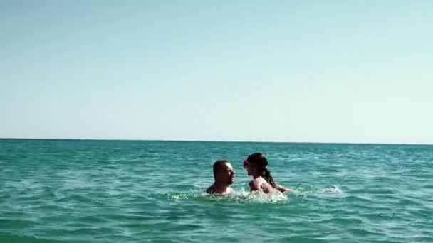 中年男子白天与未成年女儿在海上玩耍 — 图库视频影像