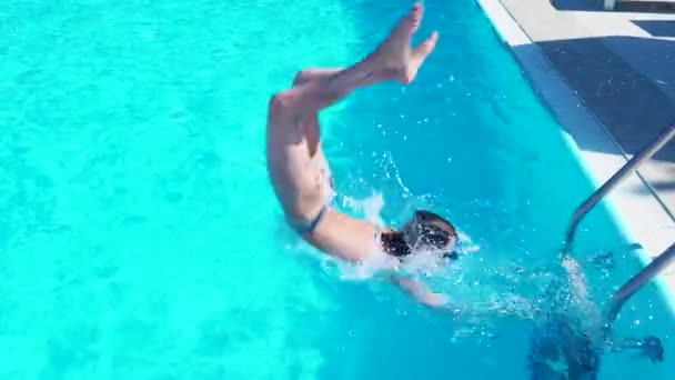 Schoonheid Tiener Meisje Duiken Het Zwembad Overdag — Stockvideo