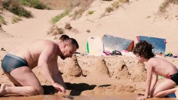 Dad Son Having Fun Sandy Beach Daytime — Stock Video