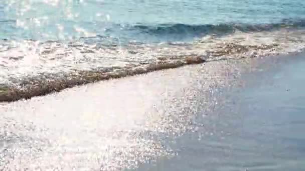 Vue panoramique de la mer ondulée pendant la journée  