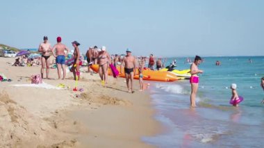 Denizde tatil yapan ve dinlenen bir sürü insan.