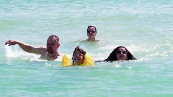 Familia Feliz Hijas Hijo Padre Divirtiéndose Mar Ondulado Durante Día — Vídeos de Stock