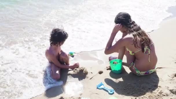 Ältere Schwester Spielt Tagsüber Mit Kleinem Bruder Sandstrand — Stockvideo