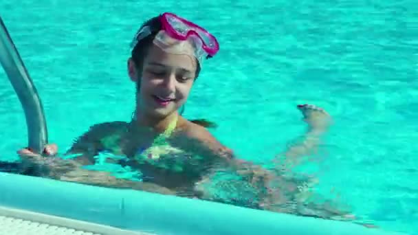 Twee Tieners Hebben Plezier Het Zwembad Overdag — Stockvideo