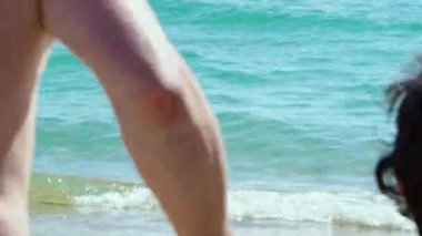 Baba ve oğul gündüz vakti deniz suyuna koşuyorlar. 