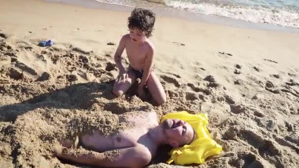 Papa Und Sohn Amüsieren Sich Tagsüber Sandstrand — Stockvideo