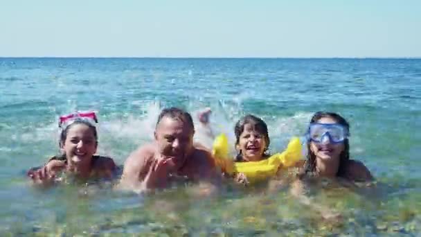 Gelukkige Familie Van Dochters Zoon Vader Hebben Plezier Golvende Zee — Stockvideo