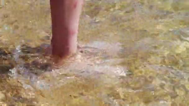 Detailní Záběr Ženských Nohou Mořské Vodě — Stock video