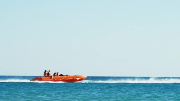 Famiglia Felice Figlie Figlio Padre Che Divertono Nel Mare Ondulato — Video Stock