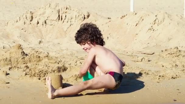 Ragazzino Che Gioca Con Sabbia Sulla Spiaggia Giorno — Video Stock